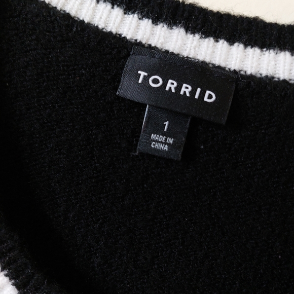 Torrid Plus Size 1X Women's Black Red Plaid Star Lips Super Soft Crew Sweater - Picture 4 of 12